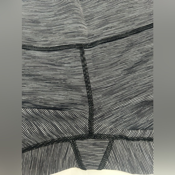 Lululemon Wunder Under Hi-Rise 1/2 Tight, Size 8 - Picture 6 of 11